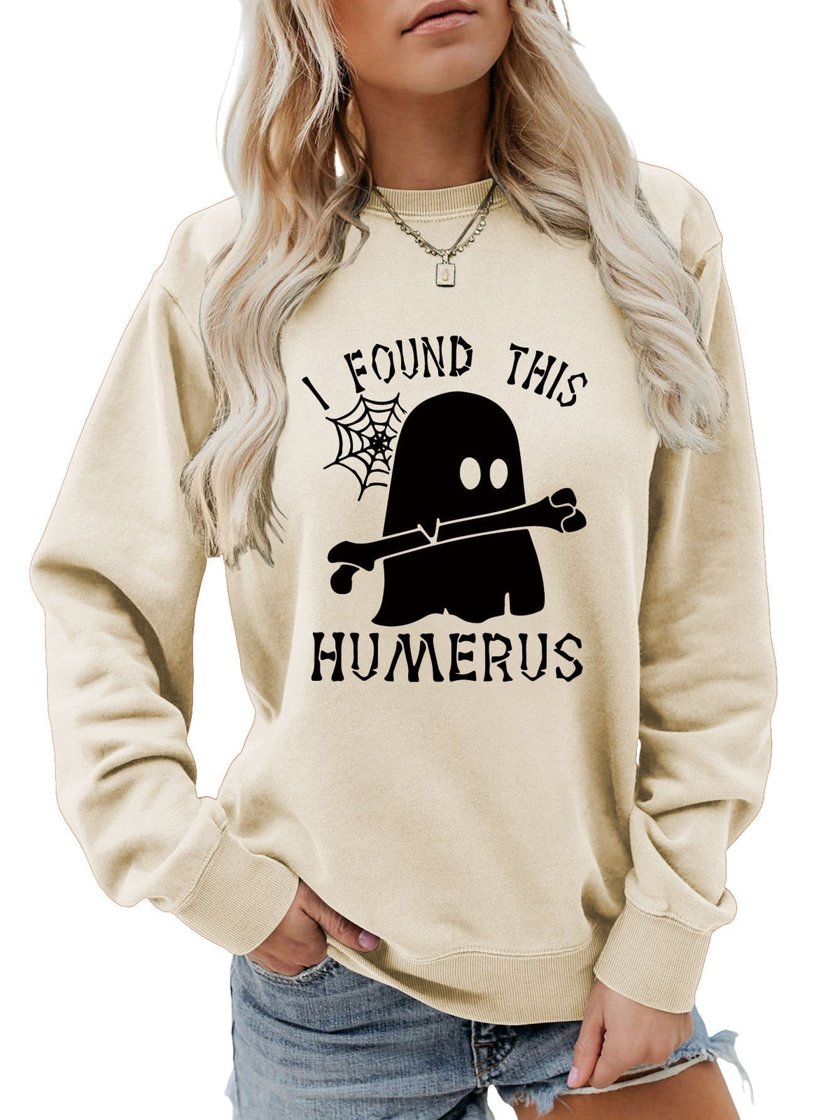 ฉันเจอเสื้อสเวตเตอร์คอกลมทรงหลวม HUMERUS ตัวนี้