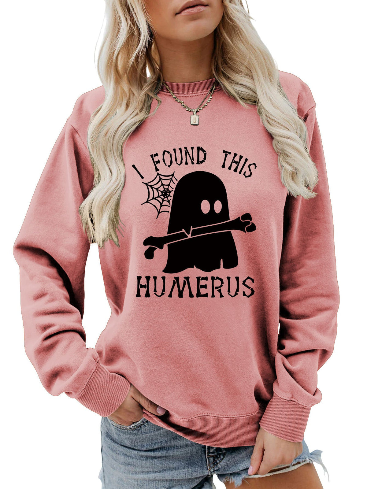ฉันเจอเสื้อสเวตเตอร์คอกลมทรงหลวม HUMERUS ตัวนี้