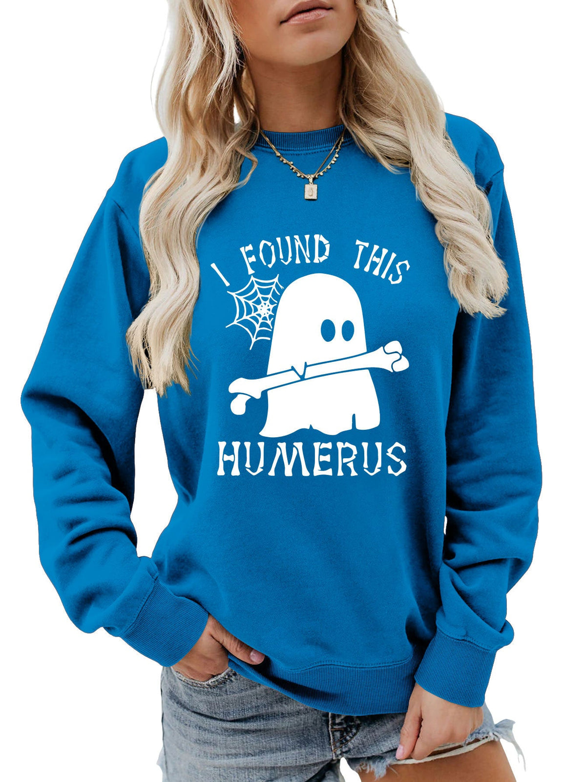 ฉันเจอเสื้อสเวตเตอร์คอกลมทรงหลวม HUMERUS ตัวนี้