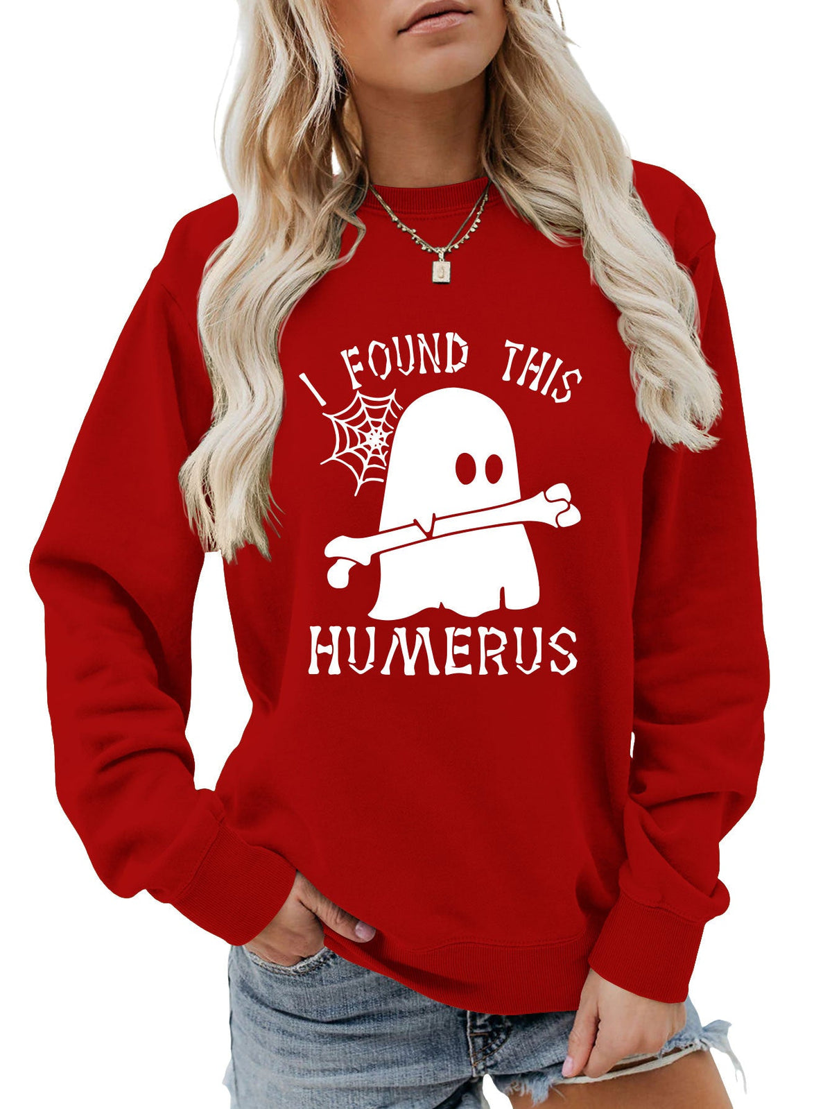 ฉันเจอเสื้อสเวตเตอร์คอกลมทรงหลวม HUMERUS ตัวนี้
