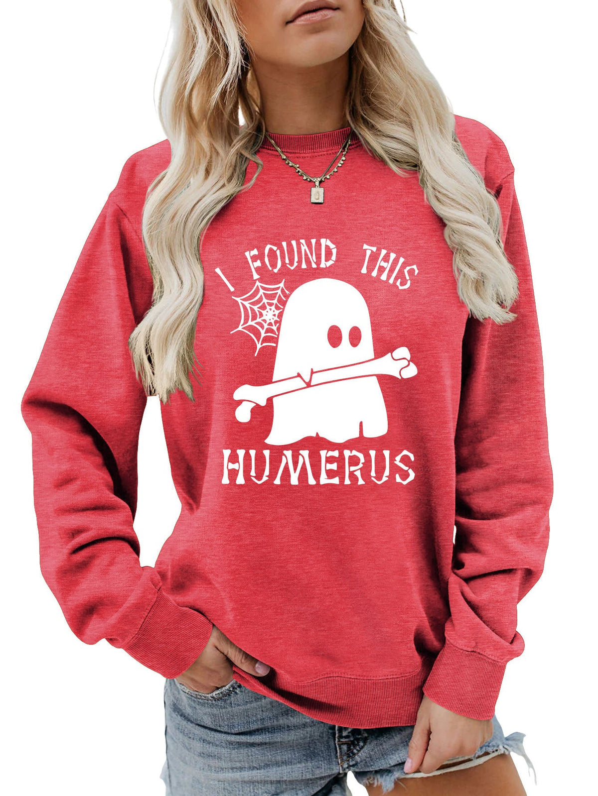 ฉันเจอเสื้อสเวตเตอร์คอกลมทรงหลวม HUMERUS ตัวนี้