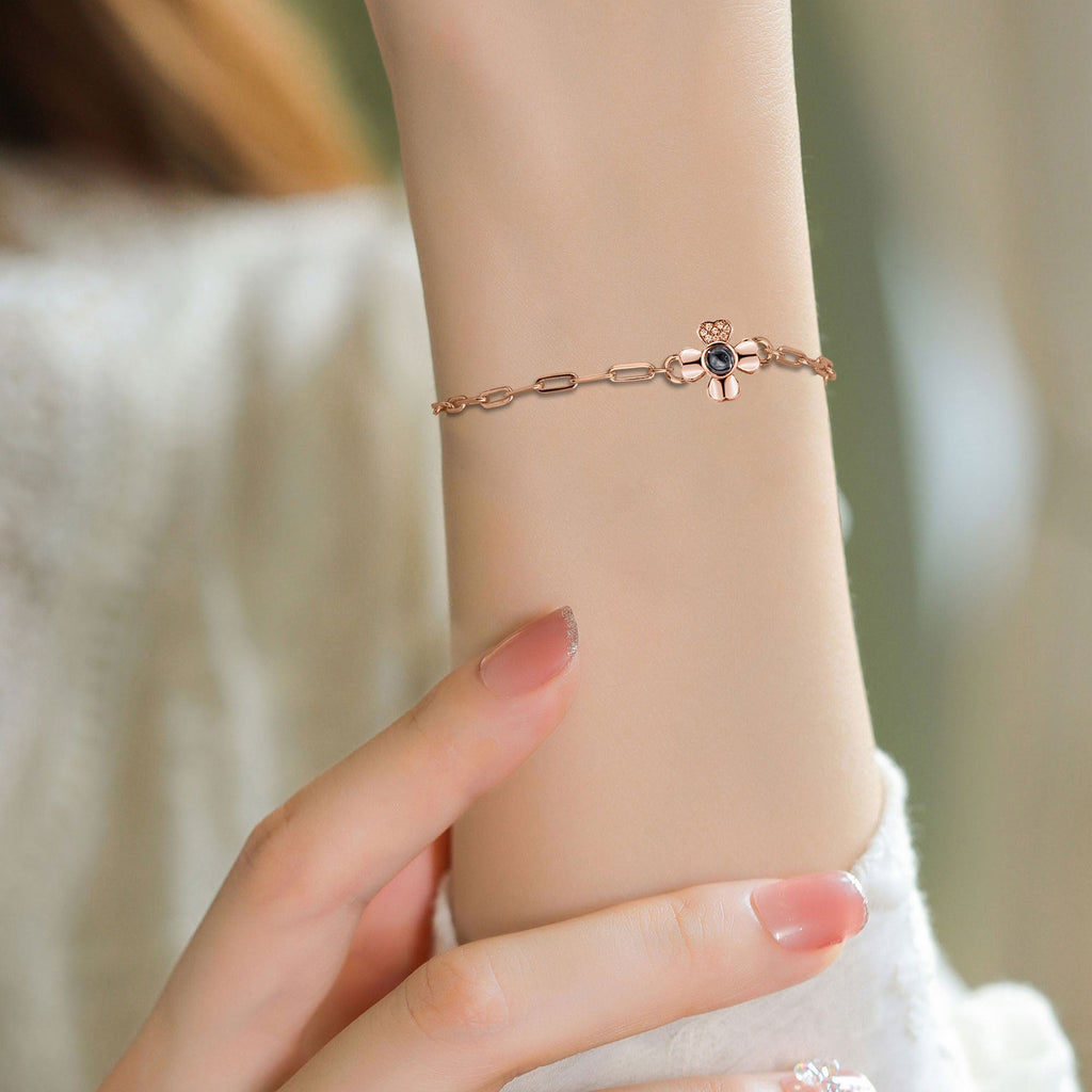 สร้อยข้อมือโปรเจกเตอร์รูปโคลเวอร์สี่แฉกพร้อมรูปภาพสั่งทำพิเศษ เครื่องประดับเฉพาะบุคคล