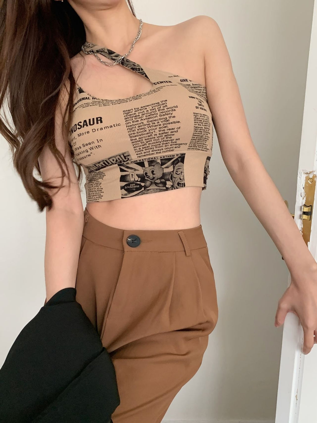 เสื้อสายเดี่ยวพิมพ์ลายหนังสือพิมพ์สำหรับผู้หญิง ไหล่ตกเว้าแขนกุด ดีไซน์สวยด้านหลัง