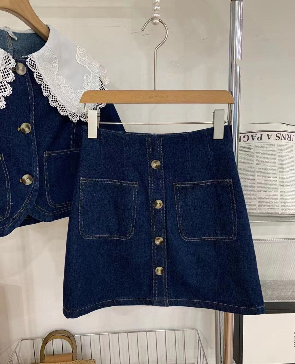 ชุดยีนส์ฤดูร้อนสุดหวาน เสื้อคอปกพีเตอร์แพนแต่งลูกไม้ กระดุมแถวเดียว + กระโปรงเอไลน์เอวสูง