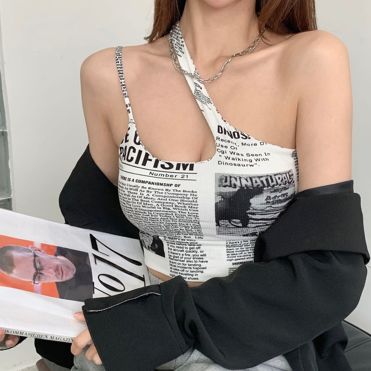 เสื้อสายเดี่ยวพิมพ์ลายหนังสือพิมพ์สำหรับผู้หญิง ไหล่ตกเว้าแขนกุด ดีไซน์สวยด้านหลัง