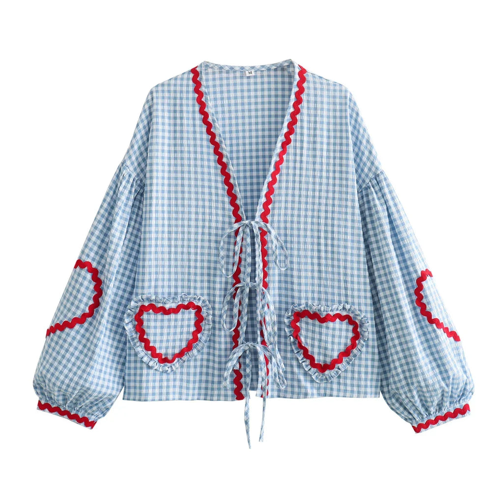 เสื้อเบลาส์ผู้หญิงคอวีแต่งโบว์กระดุมพร้อมกระเป๋ารูปหัวใจ