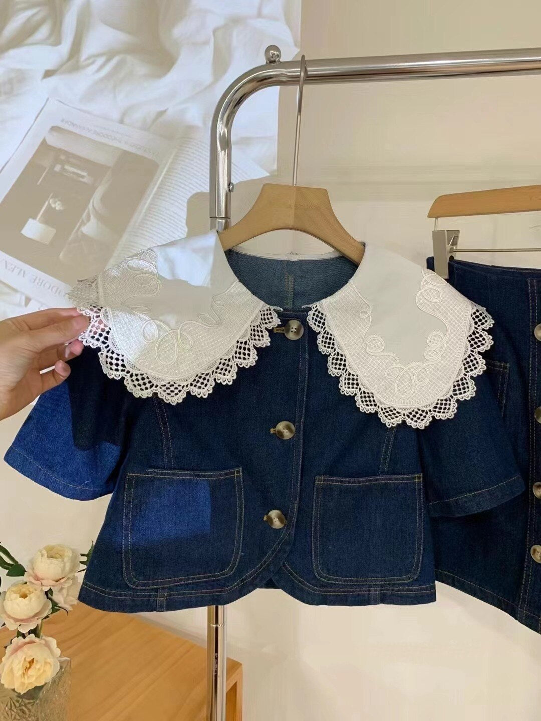 ชุดยีนส์ฤดูร้อนสุดหวาน เสื้อคอปกพีเตอร์แพนแต่งลูกไม้ กระดุมแถวเดียว + กระโปรงเอไลน์เอวสูง
