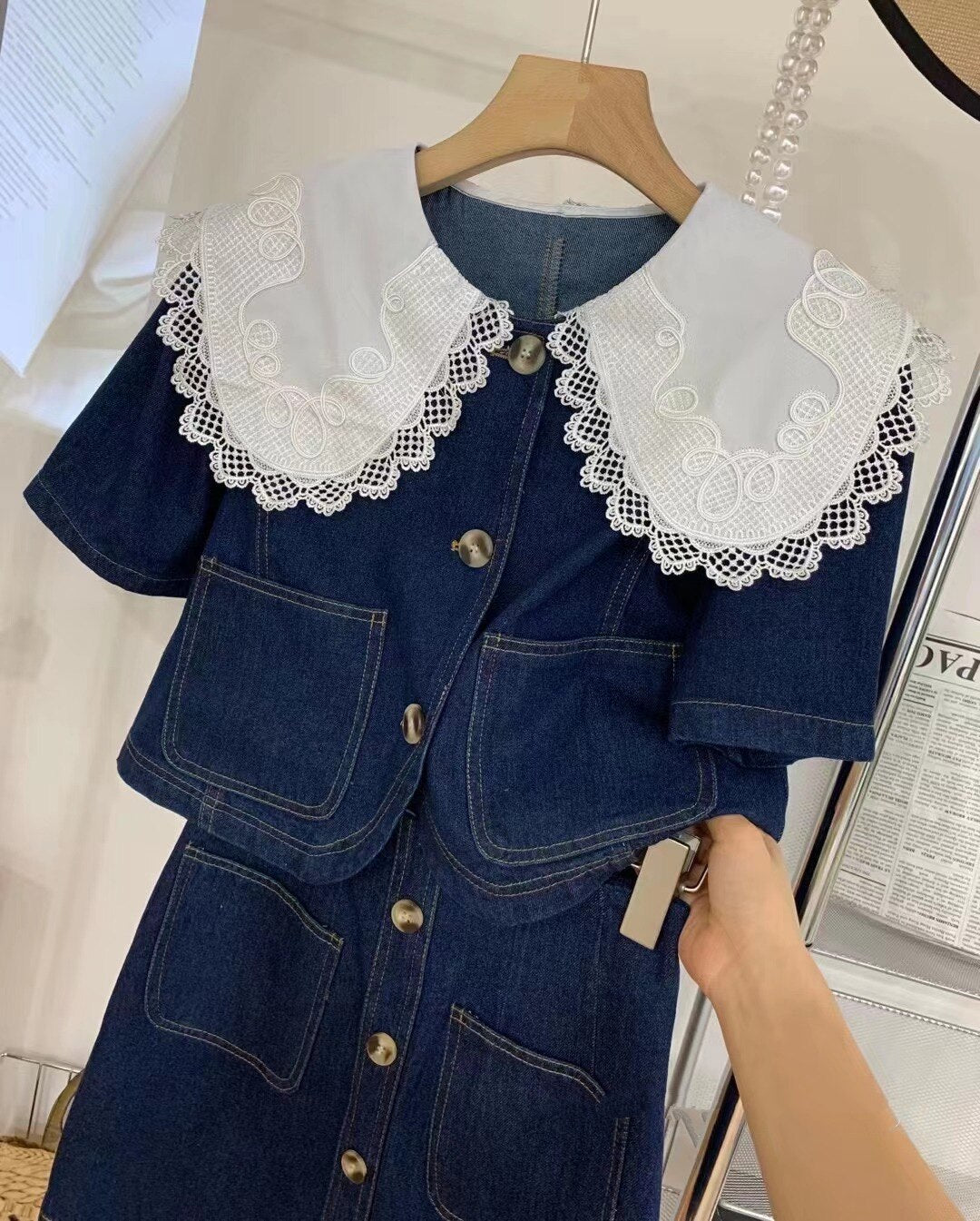 ชุดยีนส์ฤดูร้อนสุดหวาน เสื้อคอปกพีเตอร์แพนแต่งลูกไม้ กระดุมแถวเดียว + กระโปรงเอไลน์เอวสูง