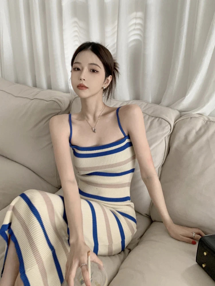 ชุดเดรสไหมพรมแขนกุดเข้ารูปลายทางความยาวปานกลาง