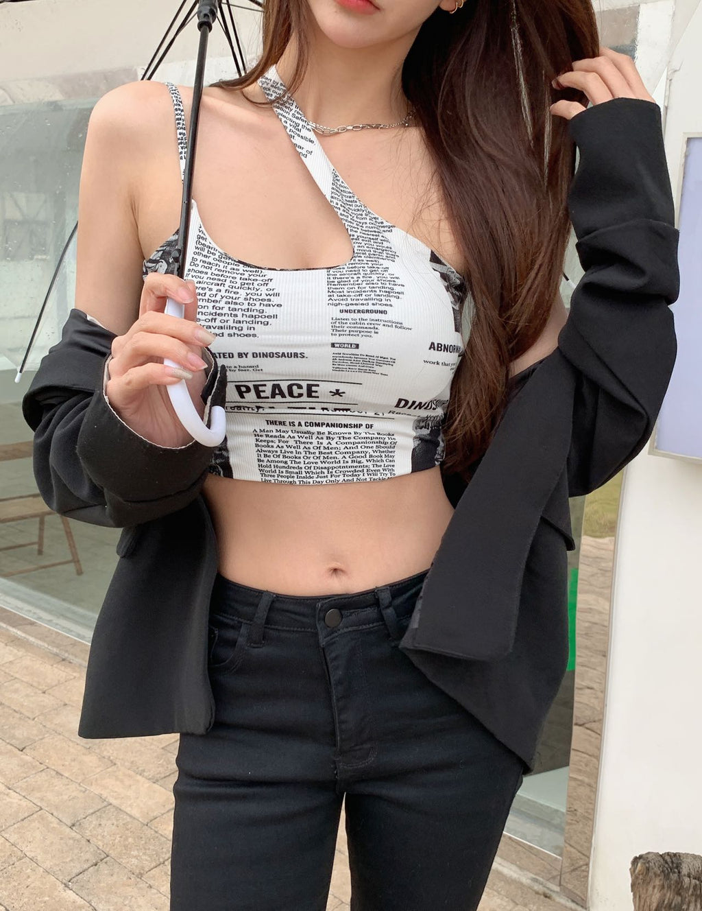 เสื้อสายเดี่ยวพิมพ์ลายหนังสือพิมพ์สำหรับผู้หญิง ไหล่ตกเว้าแขนกุด ดีไซน์สวยด้านหลัง
