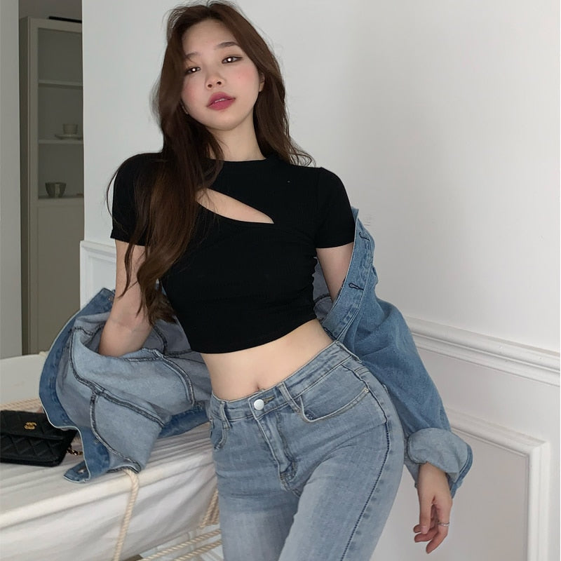 เสื้อยืดผู้หญิงฤดูร้อน ลายฉลุ คอกลม ทรงครอป ทรงไม่สมมาตร รัดรูป แขนสั้น