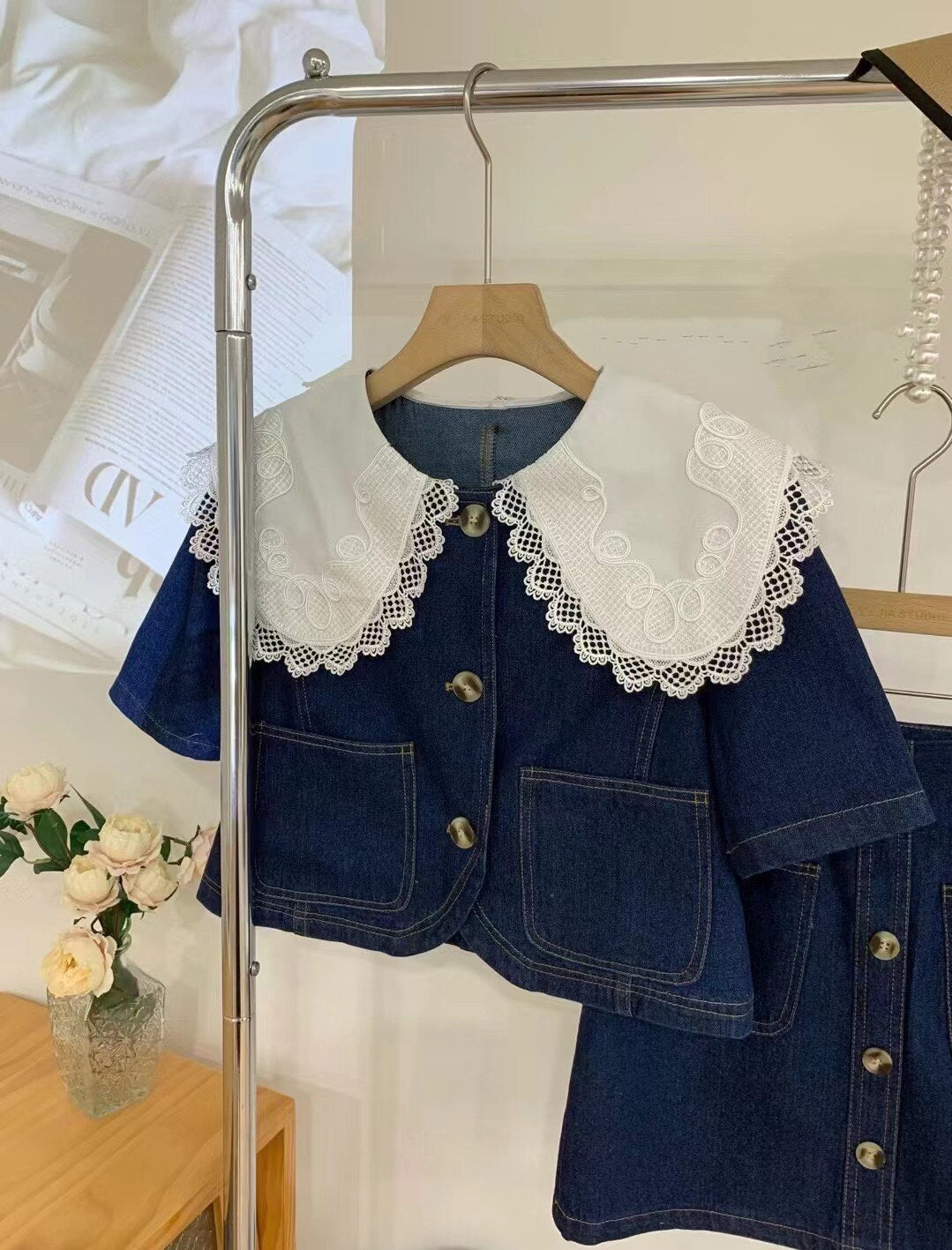 ชุดยีนส์ฤดูร้อนสุดหวาน เสื้อคอปกพีเตอร์แพนแต่งลูกไม้ กระดุมแถวเดียว + กระโปรงเอไลน์เอวสูง