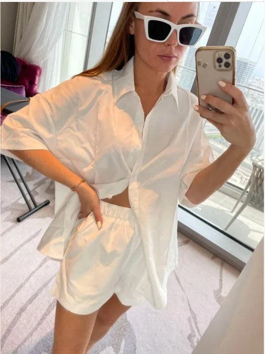 ชุดเซ็ตเสื้อกระดุมหน้าท่อนบนและกางเกงขาสั้นขาบานสีพื้นสำหรับฤดูร้อน