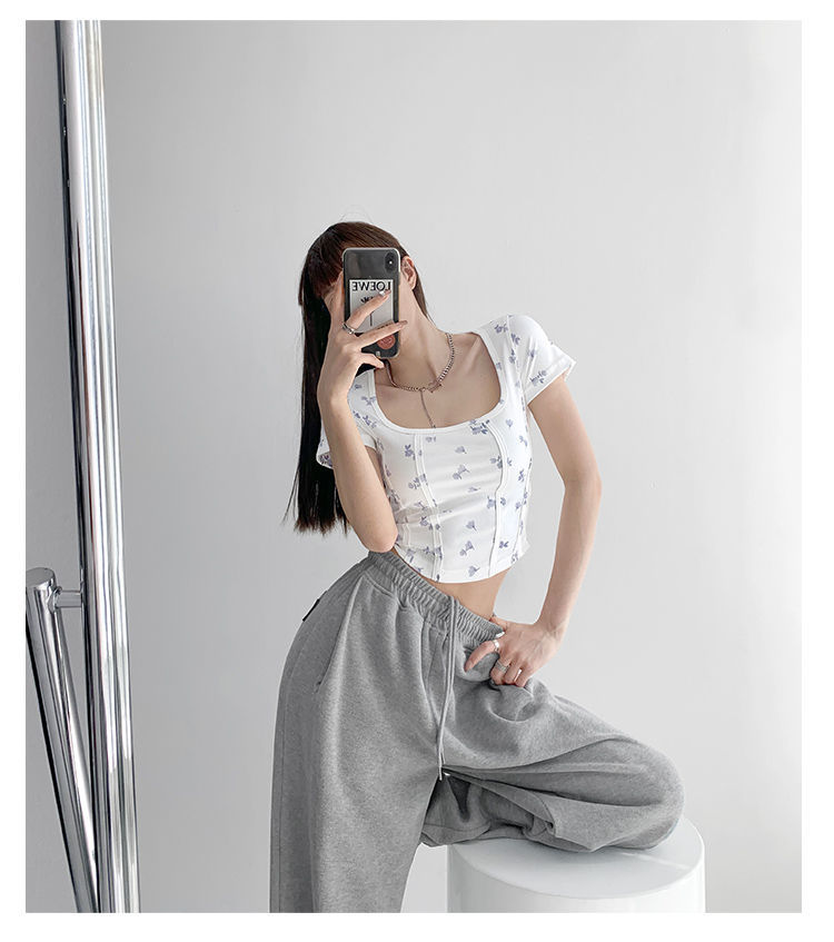 เสื้อยืดคอกว้างแขนสั้นครอปสีขาวลายดอกไม้สำหรับผู้หญิง ทรงเข้ารูปสำหรับฤดูร้อน