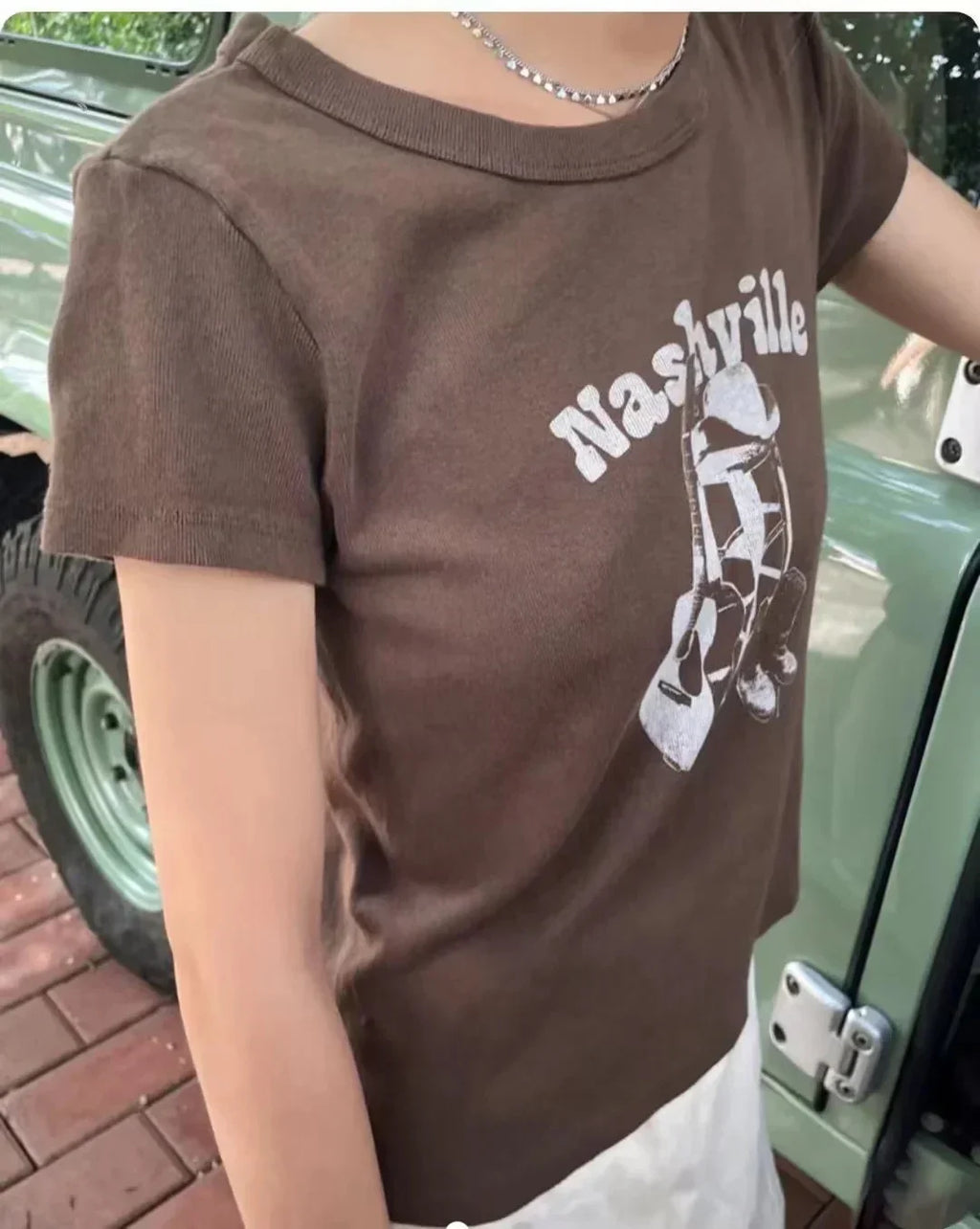 เสื้อยืดทรงสลิมแขนสั้นลายกีตาร์สีน้ำตาลวินเทจสำหรับผู้หญิง