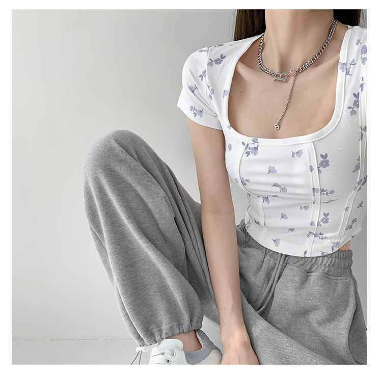 เสื้อยืดคอกว้างแขนสั้นครอปสีขาวลายดอกไม้สำหรับผู้หญิง ทรงเข้ารูปสำหรับฤดูร้อน