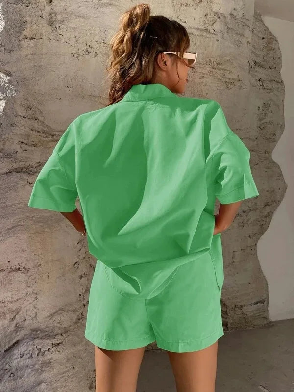 ชุดเซ็ตเสื้อกระดุมหน้าท่อนบนและกางเกงขาสั้นขาบานสีพื้นสำหรับฤดูร้อน