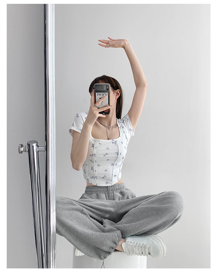 เสื้อยืดคอกว้างแขนสั้นครอปสีขาวลายดอกไม้สำหรับผู้หญิง ทรงเข้ารูปสำหรับฤดูร้อน