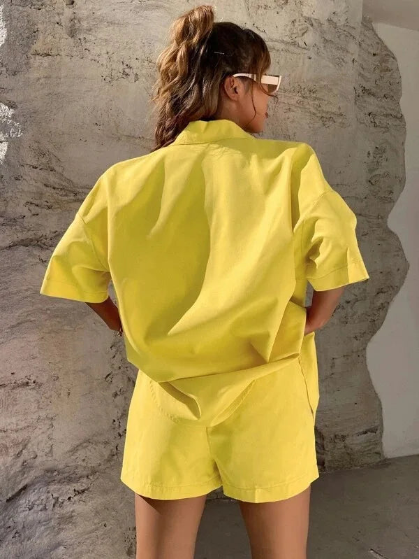 ชุดเซ็ตเสื้อกระดุมหน้าท่อนบนและกางเกงขาสั้นขาบานสีพื้นสำหรับฤดูร้อน