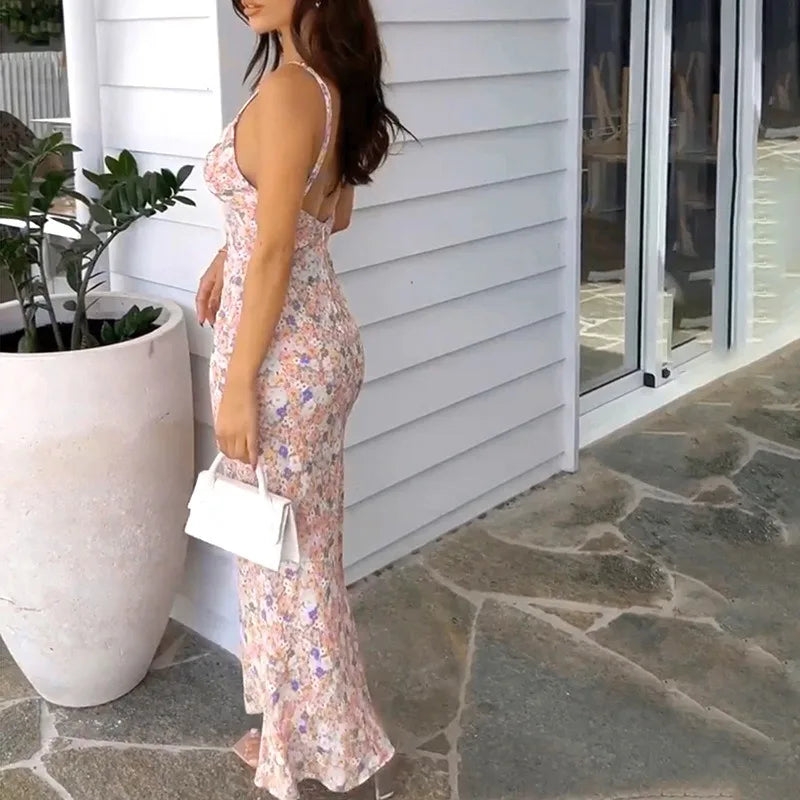 ชุดเดรสเข้ารูปพิมพ์ลาย แขนกุด สายคล้องหลัง ลายลูกไม้