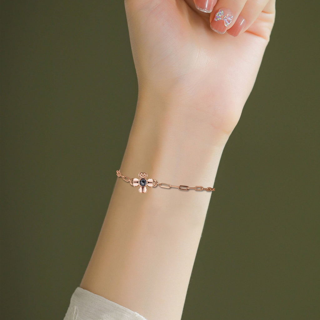 สร้อยข้อมือโปรเจกเตอร์รูปโคลเวอร์สี่แฉกพร้อมรูปภาพสั่งทำพิเศษ เครื่องประดับเฉพาะบุคคล