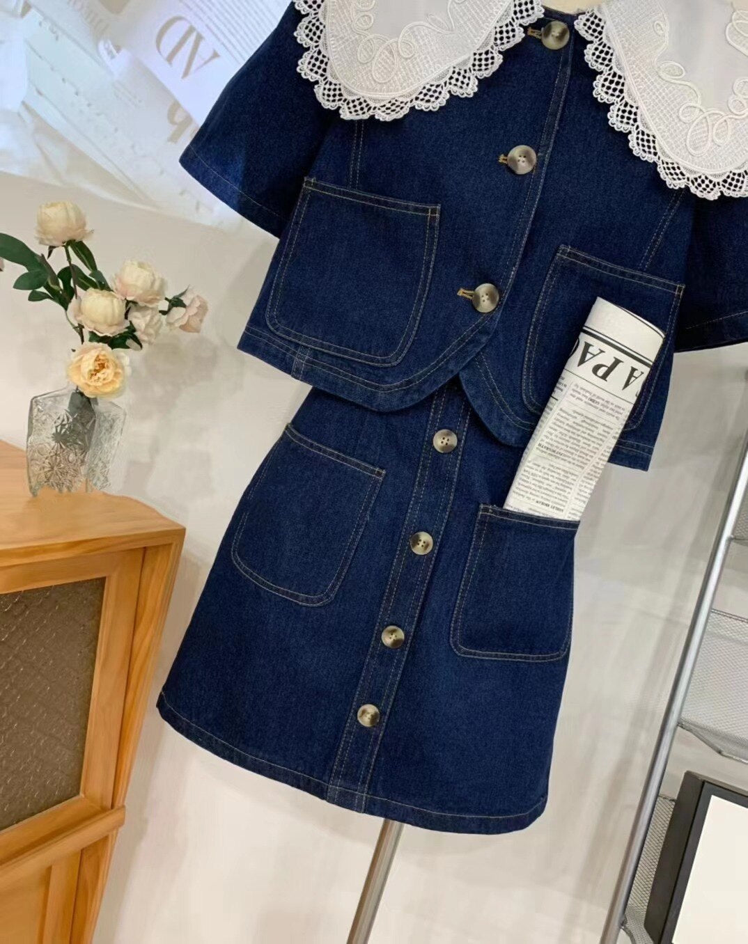 ชุดยีนส์ฤดูร้อนสุดหวาน เสื้อคอปกพีเตอร์แพนแต่งลูกไม้ กระดุมแถวเดียว + กระโปรงเอไลน์เอวสูง