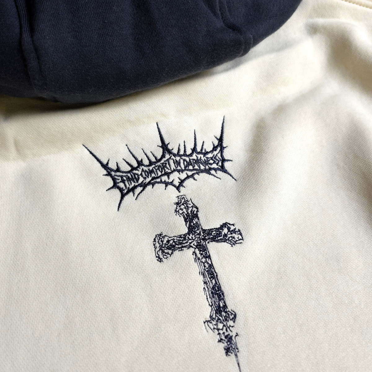 เสื้อฮู้ดแบบสวมลายสัญลักษณ์