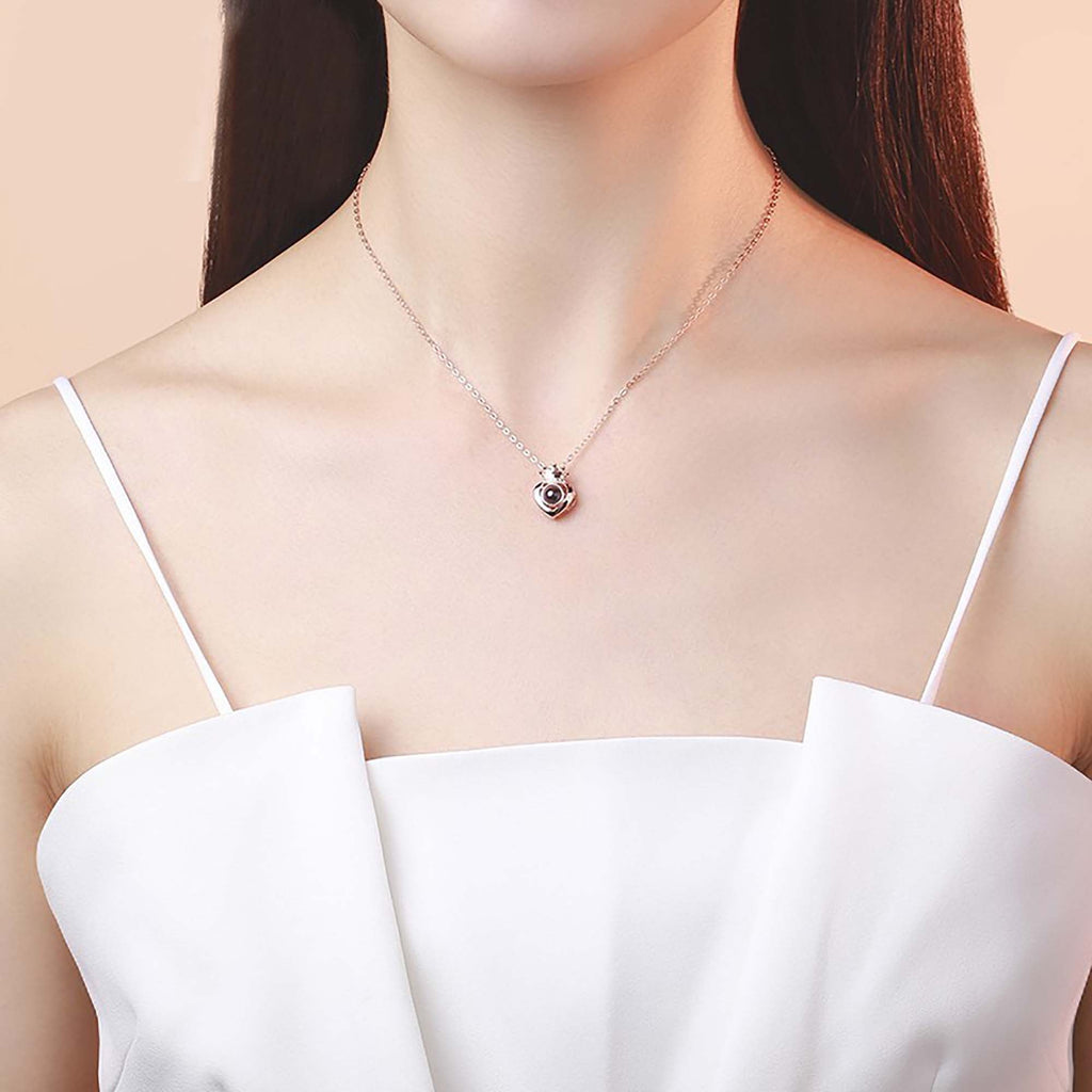 สร้อยคอจี้มงกุฎรูปหัวใจโปรเจกเตอร์ “I Love You” 100 ภาษา สีโรสโกลด์และสีเงิน ชื่อผู้สวมใส่ ความทรงจำสุดโรแมนติก